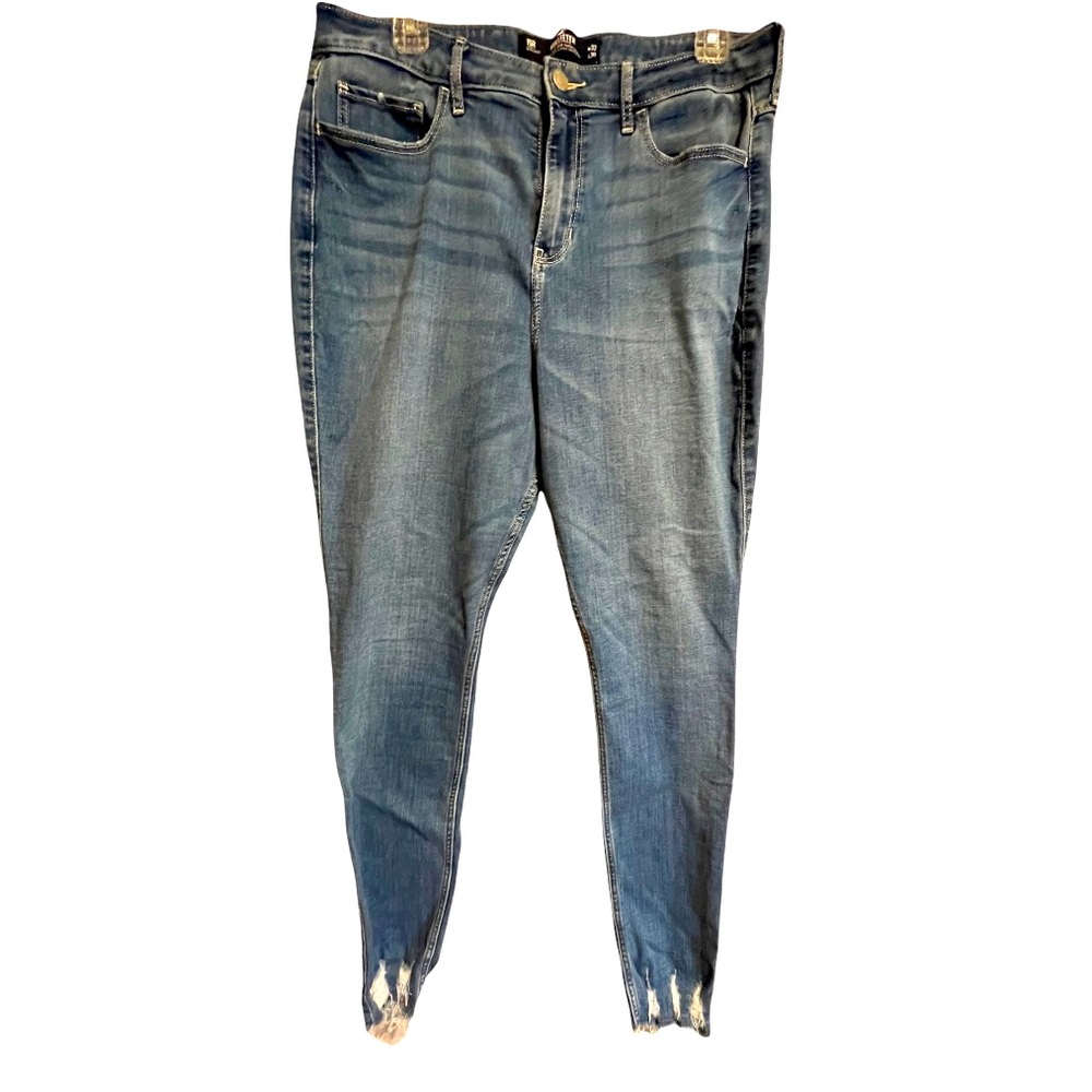Hollister curvy high rise super skinny raw hem in size 15R